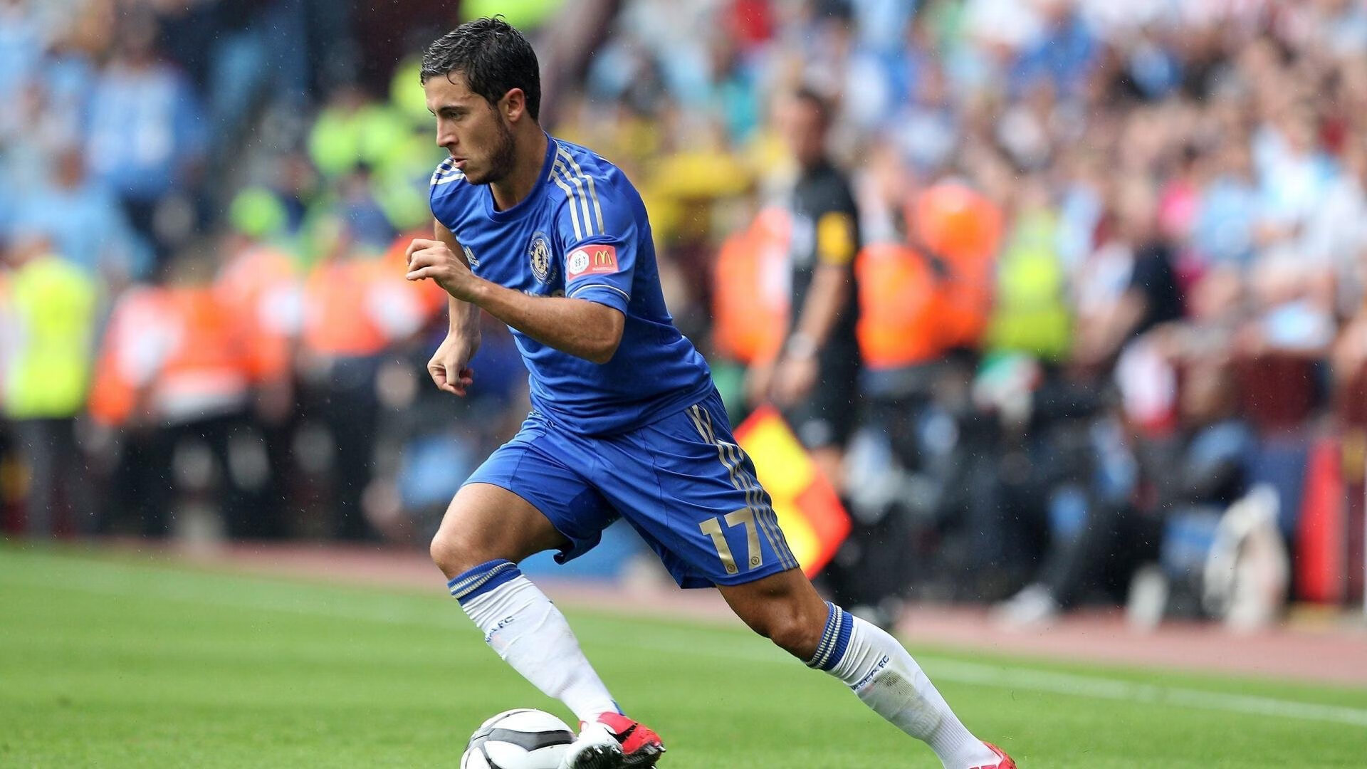 传奇“老将”新角色：退役后投身青训和公益事业，传奇主帅