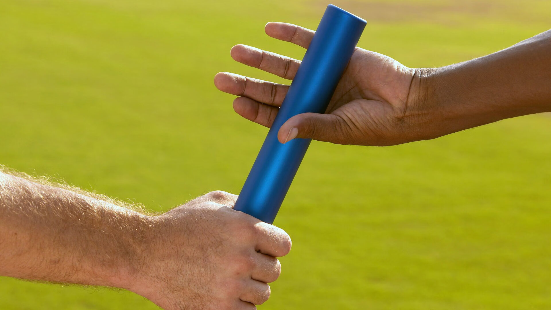 某队球员受伤退出赛场，球迷担心不已，某一队员受伤或生病不能继续比赛时,首先必须